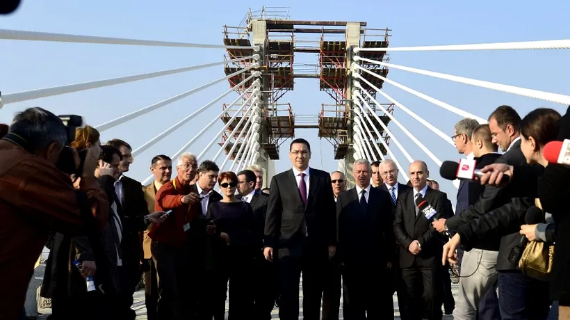 Gospodin Victor Ponta pe podul Calafat-Vidin, vorbind despre șeful clujean al CNADNR: Vezi că este din Cluj, se mișcă mai încet. Ministrul Silaghi: Nu, din Satu Mare. Ponta: Nu tu!