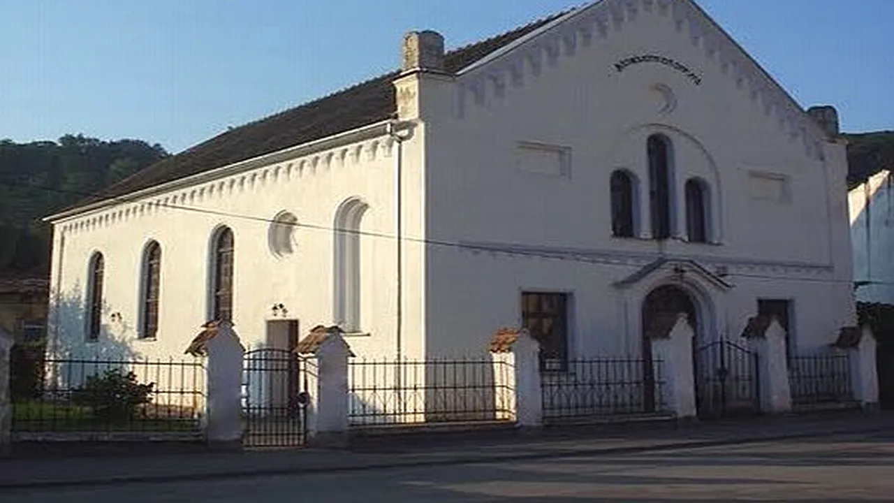Pe zidurile Sinagogii Evreiești din Sighișoara au apărut aceste însemne. Au urmat percheziții și ridicări de la domiciliu