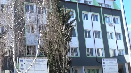 FOTO | Condiții inumane într-un SPITAL din Vâlcea! Pacienții sunt puși să stea câte doi în pat și să aducă medicamente de acasă. Conducerea neagă categoric acuzațiile și spune că unitatea medicală se află în plin proces de reabilitare