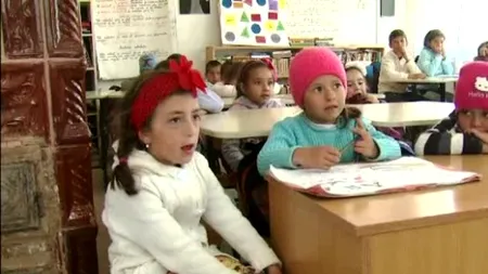 Cum decurge o oră de engleză la o școală din Vaslui, cu o profesoară care abia pronunță alfabetul. 