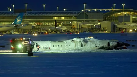 Apar primele imagini filmate de pasagerii aeronavei RĂSTURNATE pe cel mai mare aeroport din Toronto. Autoritățile continuă ancheta