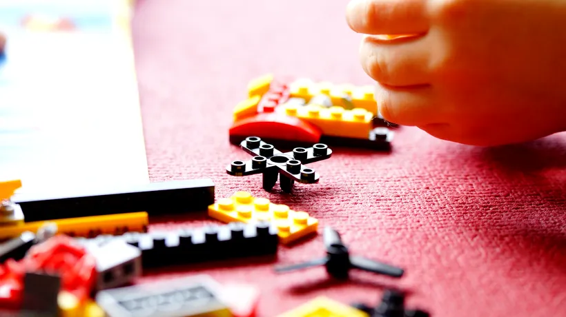 Trei femei au cumpărat o cutie de piese LEGO dintr-o consignație și au dăruit-o unui copil. Când a deschis-o, micuțul a dat peste ceva total neașteptat