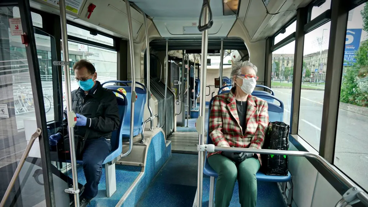 Recomandare anti-COVID-19 neobișnuită: Nu mai vorbiți în mijloacele de transport în comun!