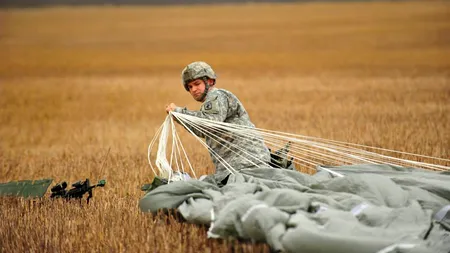 Peste 90 de parașutiști americani din brigada „Soldații Cerului