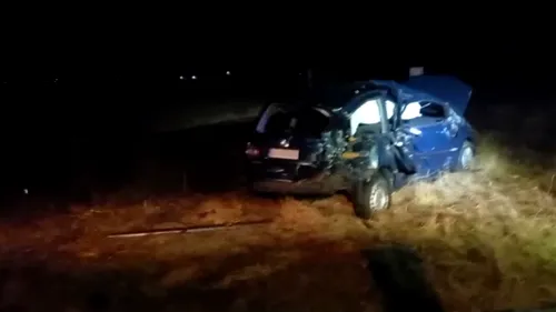 VIDEO | Mașină lovită de tren în județul Argeș. Șoferul de 62 de ani nu a ținut cont de semnalul sonor al locomotivei