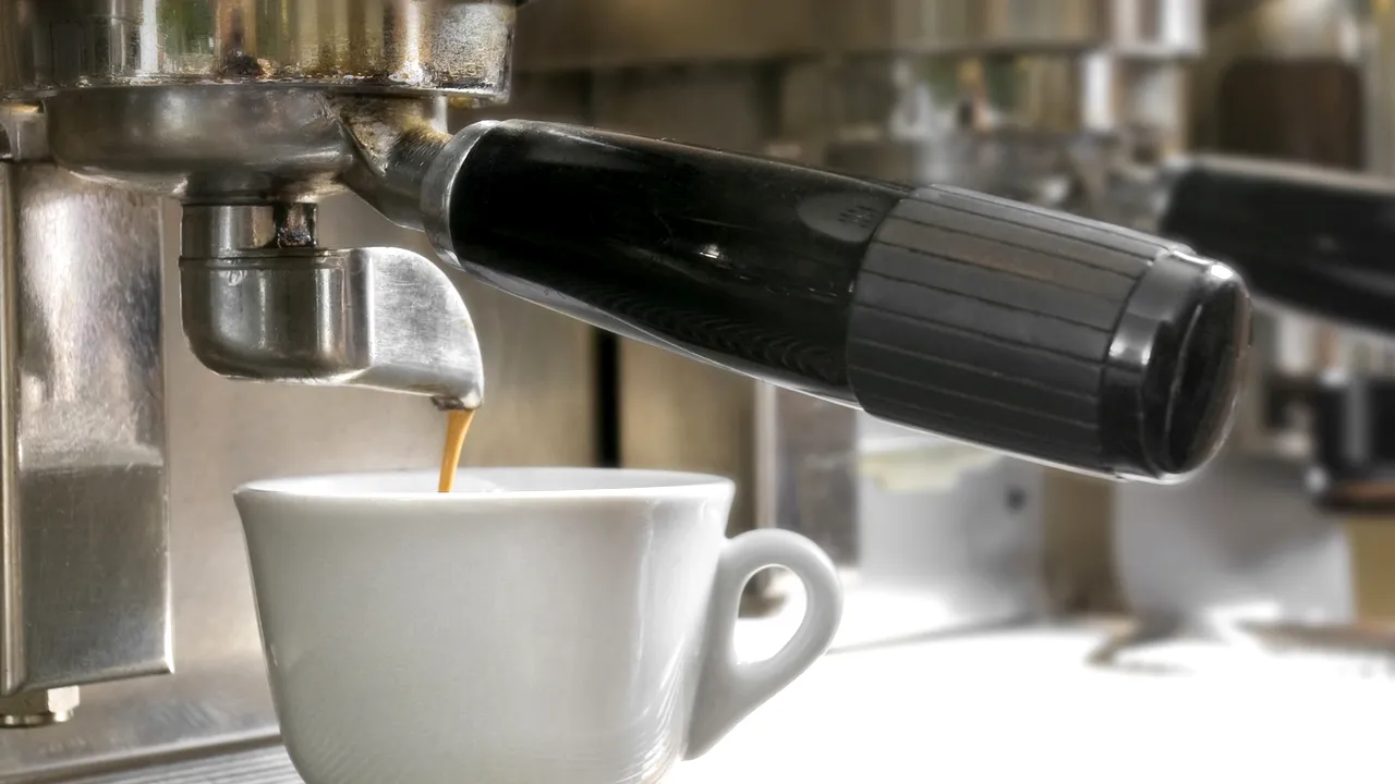 CAFEAUA, prieten sau dușman? Ce să faci dacă ai băut prea multă
