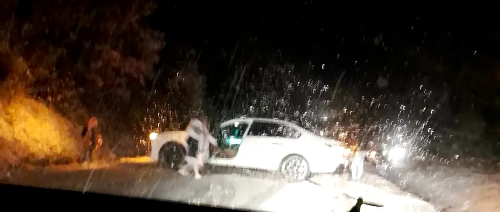 Lipsă totală de spirit civic: Un șofer a blocat un drum public ca să-și protejeze mașina de lux