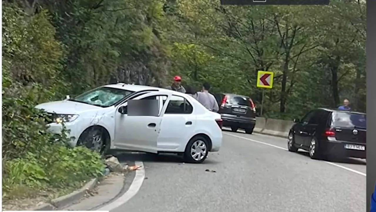 O stâncă s-a desprins de pe versant și a căzut peste o mașină, în Defileul Jiului. Șoferul a murit, iar două pasagere au fost rănite
