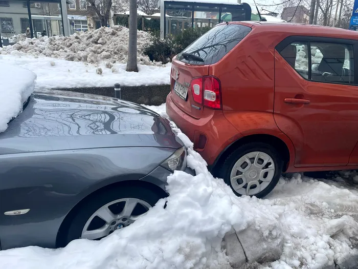 Ce trebuie să faci dacă îți găsești mașina lovită în parcare. Sfaturi pentru a-ți recupera paguba cât mai repede