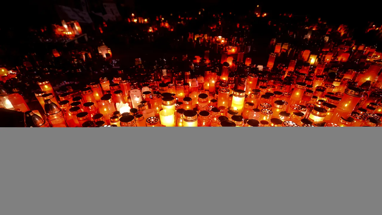 Suntem mai puțini cu 60