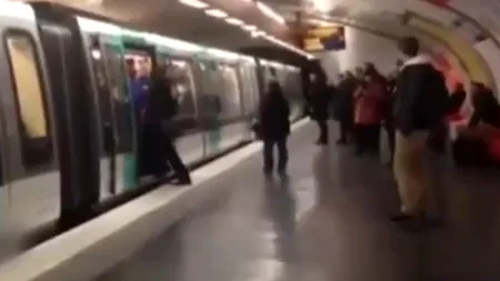 A încercat să urce într-un metrou plin de huligani ai echipei Chelsea și a devenit o victimă a rasismului