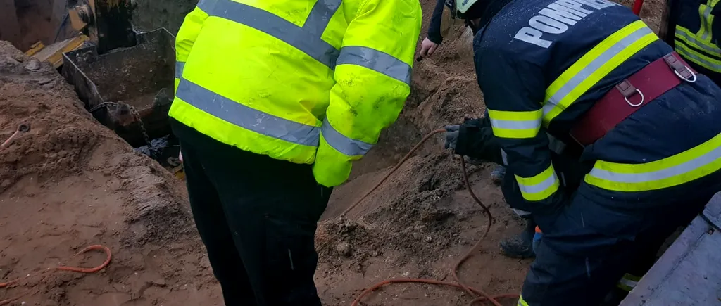 VIDEO | Un muncitor a murit după ce a fost prins sub un mal de pământ, în Dăbuleni. Bărbatul lucra la rețeaua de canalizare, alături de alți colegi