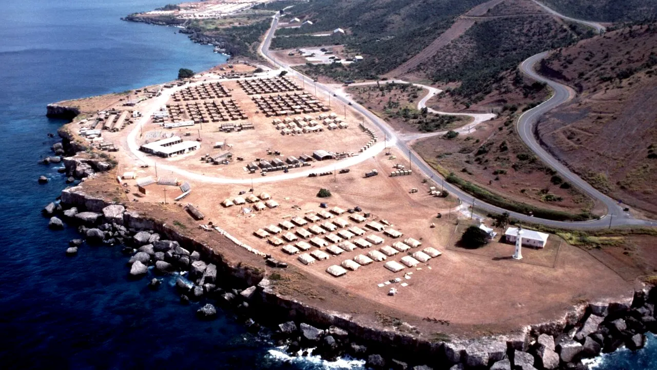 Administrația Trump ar urma să trimită mii de migranți, inclusiv o sută din ROMÂNIA, la Guantanamo Bay