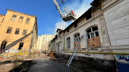INCENDIU la o clădire a Liceului Timpuri Noi din București. Pompierii au intervenit din interior și de pe autoscară