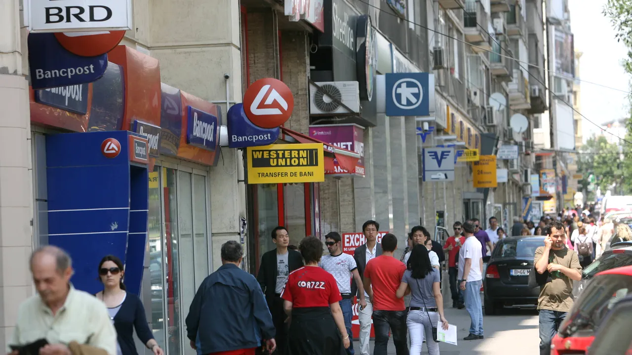 Ce taxe percep lunar băncile care l-au speriat pe premierul Tudose. Cu cât rămâi în cont, în doi ani, dacă depui 24 de euro