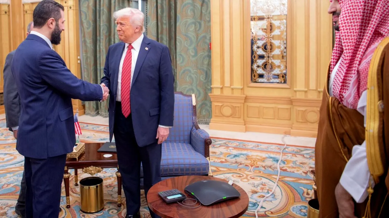 Trump îl scoate pe președintele Siriei pe ușa din spate a Casei Albe. Fostul terorist Ahmed al-Sharaa a ajuns pentru prima oară în Biroul Oval