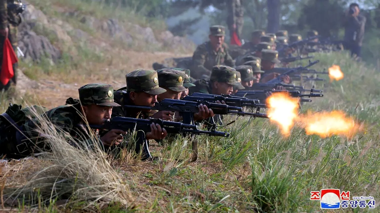 Coreea de Nord, în RĂZBOI cu Ucraina de la 1 noiembrie? Soldații nord-coreeni, filmați când îmbrăcau uniforme rusești