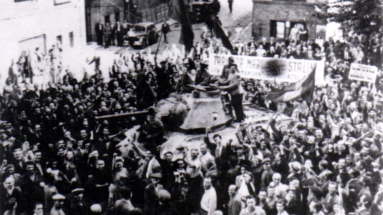 Cum a arătat Bucureștiul în ziua în care soarta României s-a schimbat pentru 45 de ani. Ceaușescu și lideri comuniști eliberați din penitenciare i-au întâmpinat pe ruși. ”Cei fără avere sau naivi sperau într-o minune. Ea nu a venit” - GALERIE FOTO