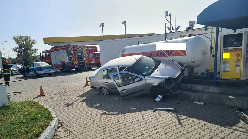 Panică într-o benzinărie din Pitești, după ce o mașină s-a izbit de un recipient GPL