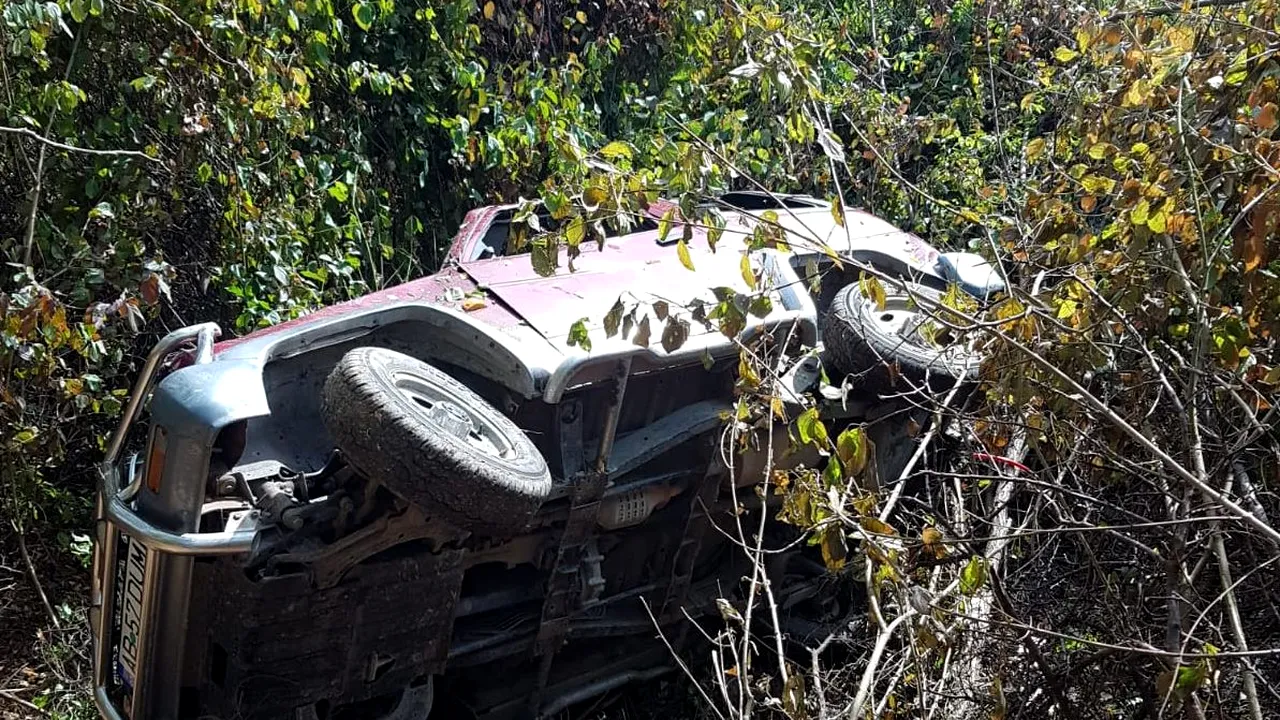 O femeie a murit după ce a fost aruncată dintr-o mașină care s-a răsturnat. Șoferul a efectuat o manevră de mers înapoi și a căzut într-o râpă