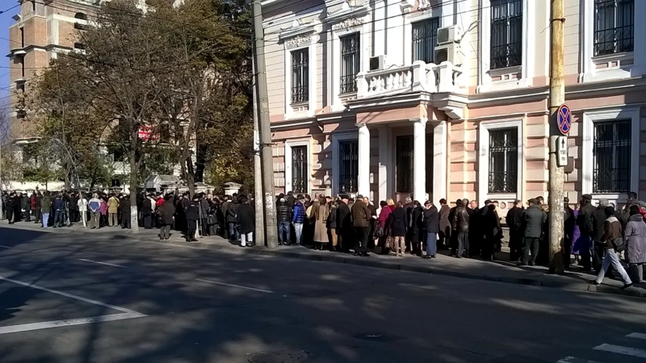 ALEGERI PREZIDENȚIALE 2014. PREZENȚA LA VOT: zeci de români din diaspora, la coadă încă de sâmbătă seară pentru a putea vota