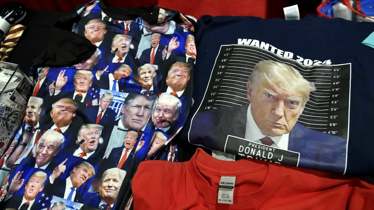 Modul neașteptat în care tentativa de ASASINAT l-a ajutat pe Trump. Popularitatea tricourilor cu fostul PREȘEDINTE a crescut vertiginos