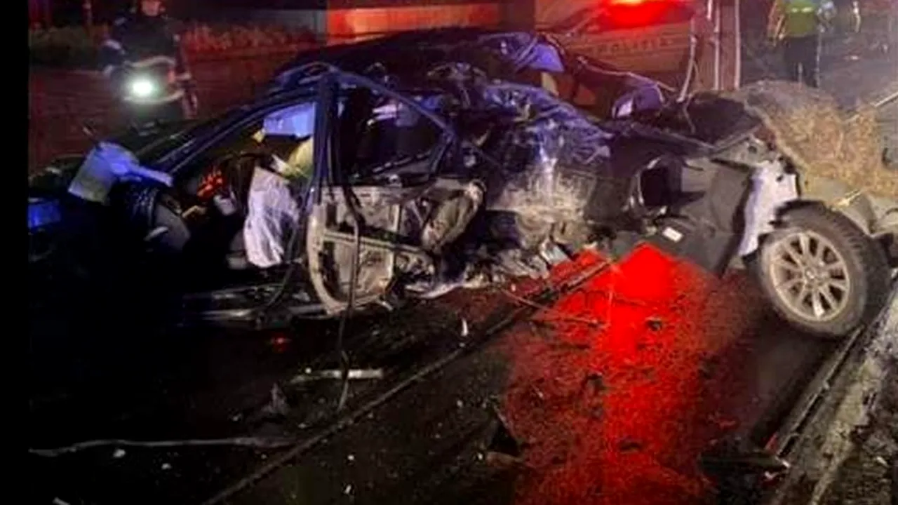 Accident înfiorător în Brăila. Șoferul de 23 de ani al unui BMW este în comă. Bolidul, transformat într-un morman de fiare vechi