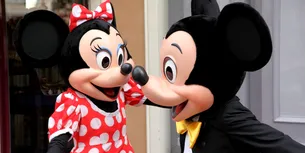 <span style='background-color: #dd9933; color: #fff; ' class='highlight text-uppercase'>ACTUALITATE</span> Doi ROMÂNI costumați în Mickey și Minnie Mouse, prinși jefuind turiștii în timp ce făceau poze cu ei