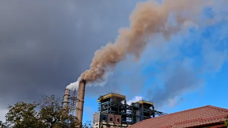 Oamenii din zona CET Craiova sunt disperați din cauza cenușei. Poluarea, la cote maxime. Cum arată mașinile și casele acoperite cu cenușă