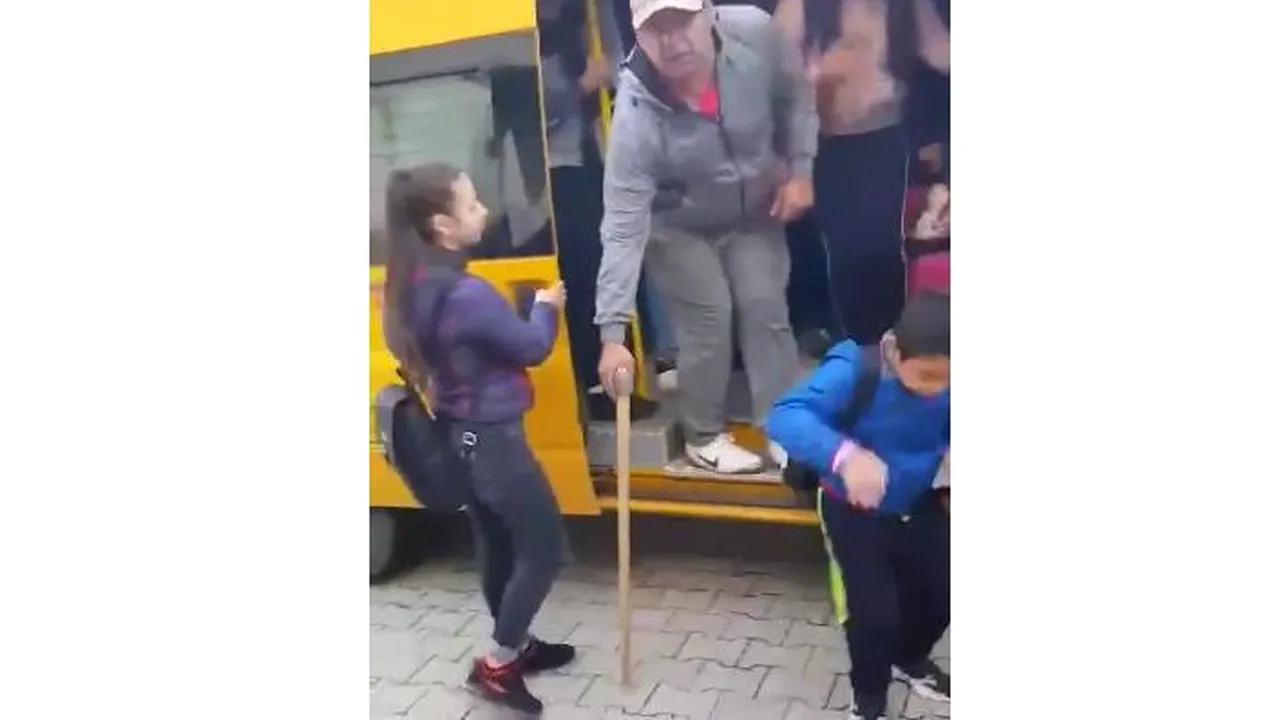 Bărbat filmat în timp ce transporta un topor în microbuzul școlar, printre elevi. Director de școală: E o unealtă cu care copiii sunt obișnuiți - VIDEO