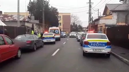 VIDEO | Intervenție medicală cu poliția la poartă, la Pitești. Echipajul ambulanței s-a temut de familia pacientei