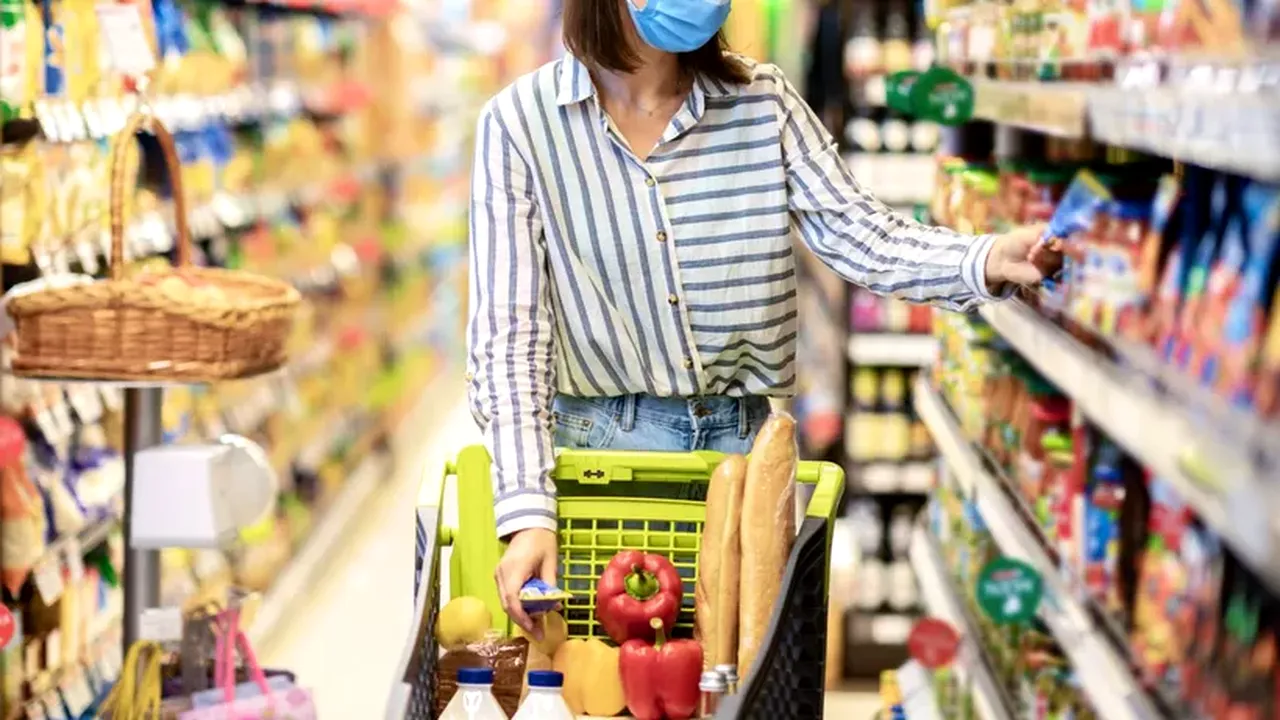 Mega Image retrage de pe piaţă un sortiment de cârnaţi, în urma unei suspiciuni de contaminare cu Salmonella