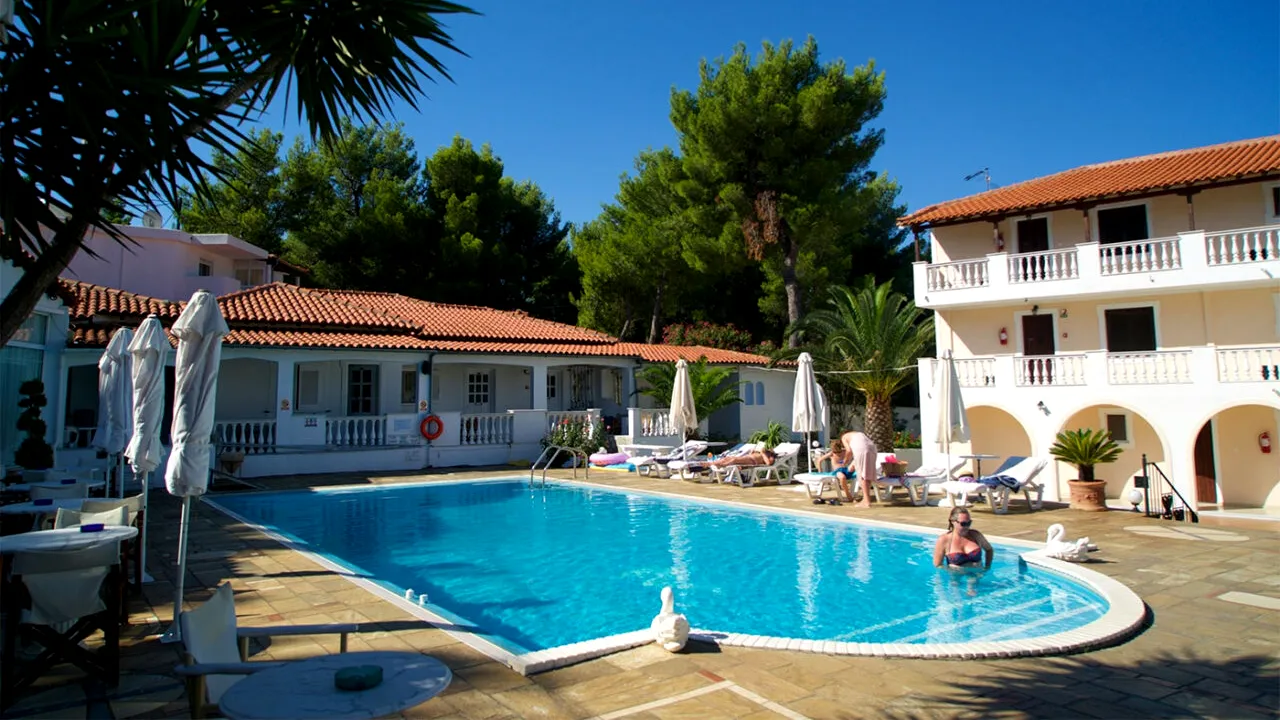 Ce au pățit 4 familii din București care, în martie, au închiriat o vilă din Grecia pentru luna iulie. Au fost sunați cu doar o zi înainte de cazare