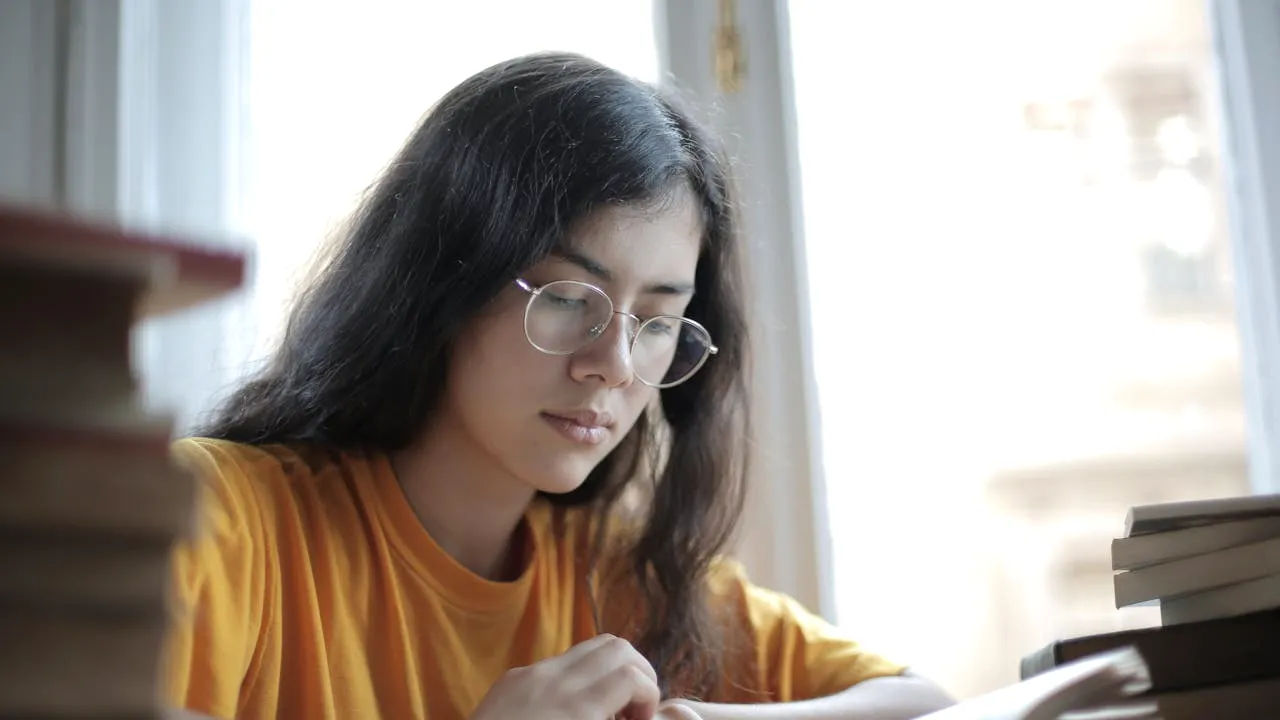 Schimbare MAJORĂ în sistemul de învățământ. Elevii vor acorda note profesorilor, începând cu noul an școlar