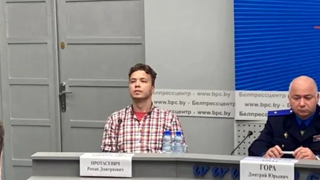 Jurnalistul bielorus Roman Protasevici, într-o conferință de presă: „Mă simt perfect! Nu sunt ostatic”