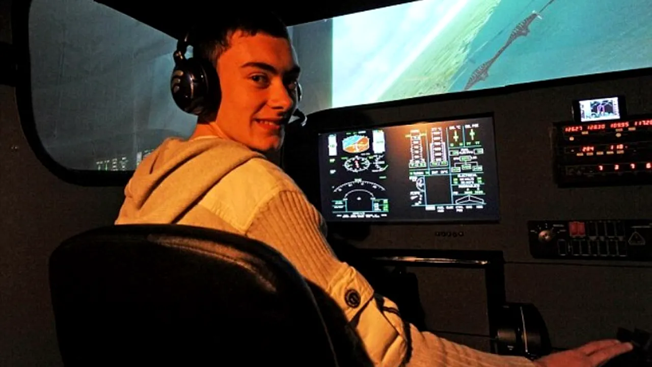 Și-a luat brevet de pilot, la 17 ani, după ce a exersat pe un simulator construit în propriul dormitor