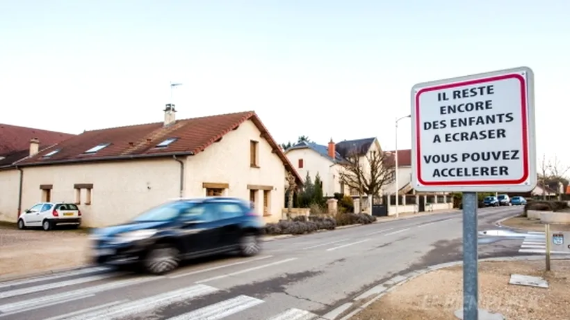 Indicator rutier lângă o școală din Franța: Accelerați! Mai sunt copii de lovit cu mașina!