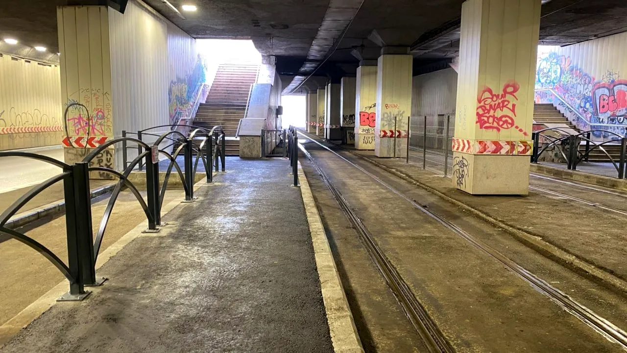 Primăria Capitalei restricționează traficul auto în Pasajul Victoriei, după ce planșeul a început să cadă. Zona va fi inspectată și se vor remedia deficiențele constatate