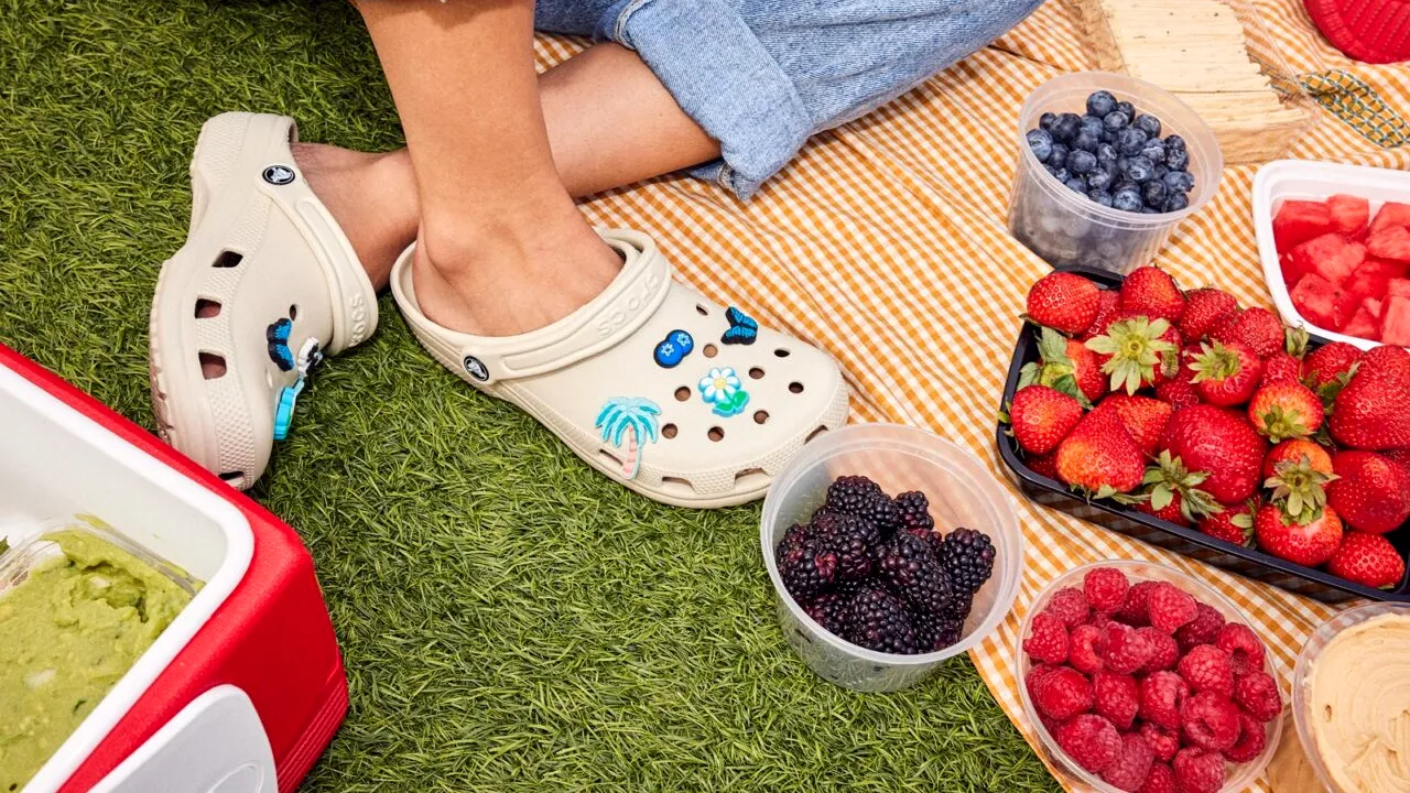 Saboți - încălțămintea esențială garderobei tale de primăvară-vară