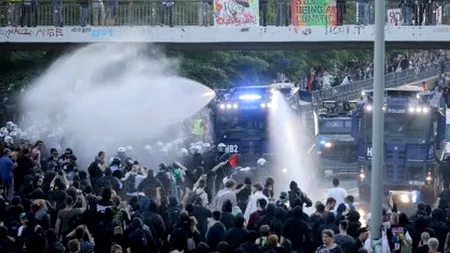 Papa, în fața tunurilor cu apă de la Hamburg