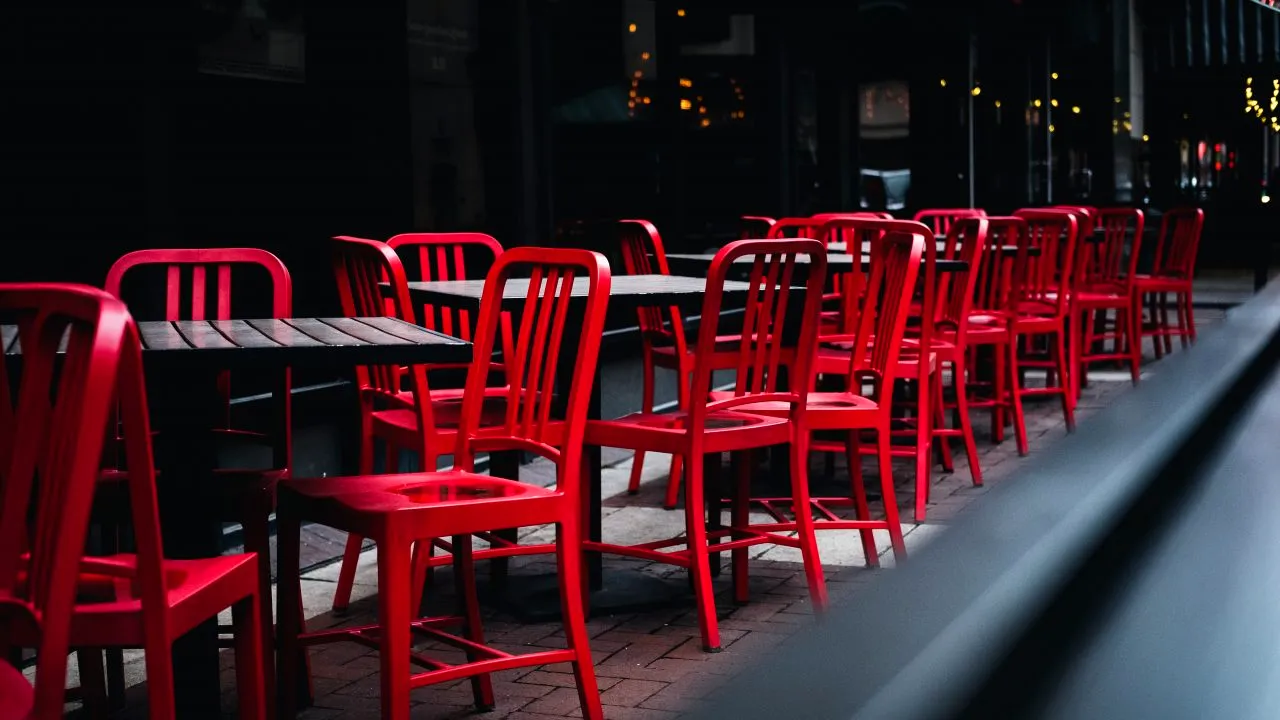 Restaurantele și zonele de food-court din mall-uri, aproape pustii, în București, în prima zi de la introducerea certificatului verde: O parte dintre clienți refuză să-l prezinte