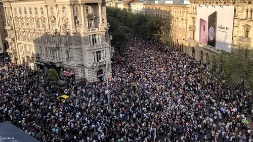 Proteste uriașe în Budapesta: Zeci de mii de oameni contestă majoritatea parlamentară a partidului lui Viktor Orban. VIDEO impresionant cu protestatarii