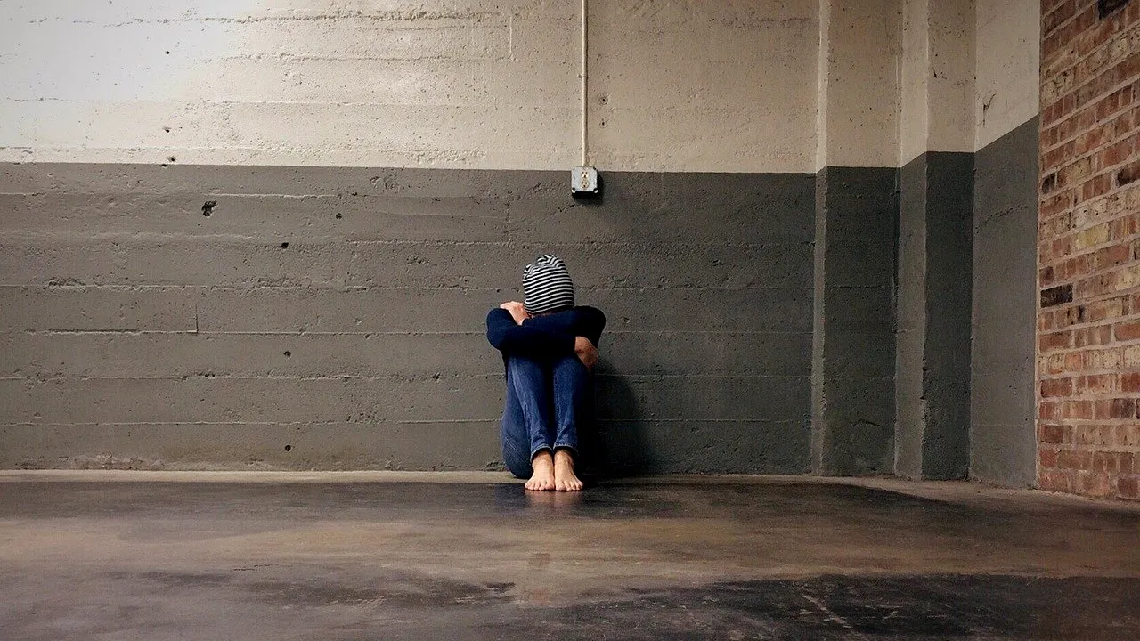 Elevi condamnați pentru bullying! Au legat un coleg de scaun și l-au machiat, în timpul unei pauze