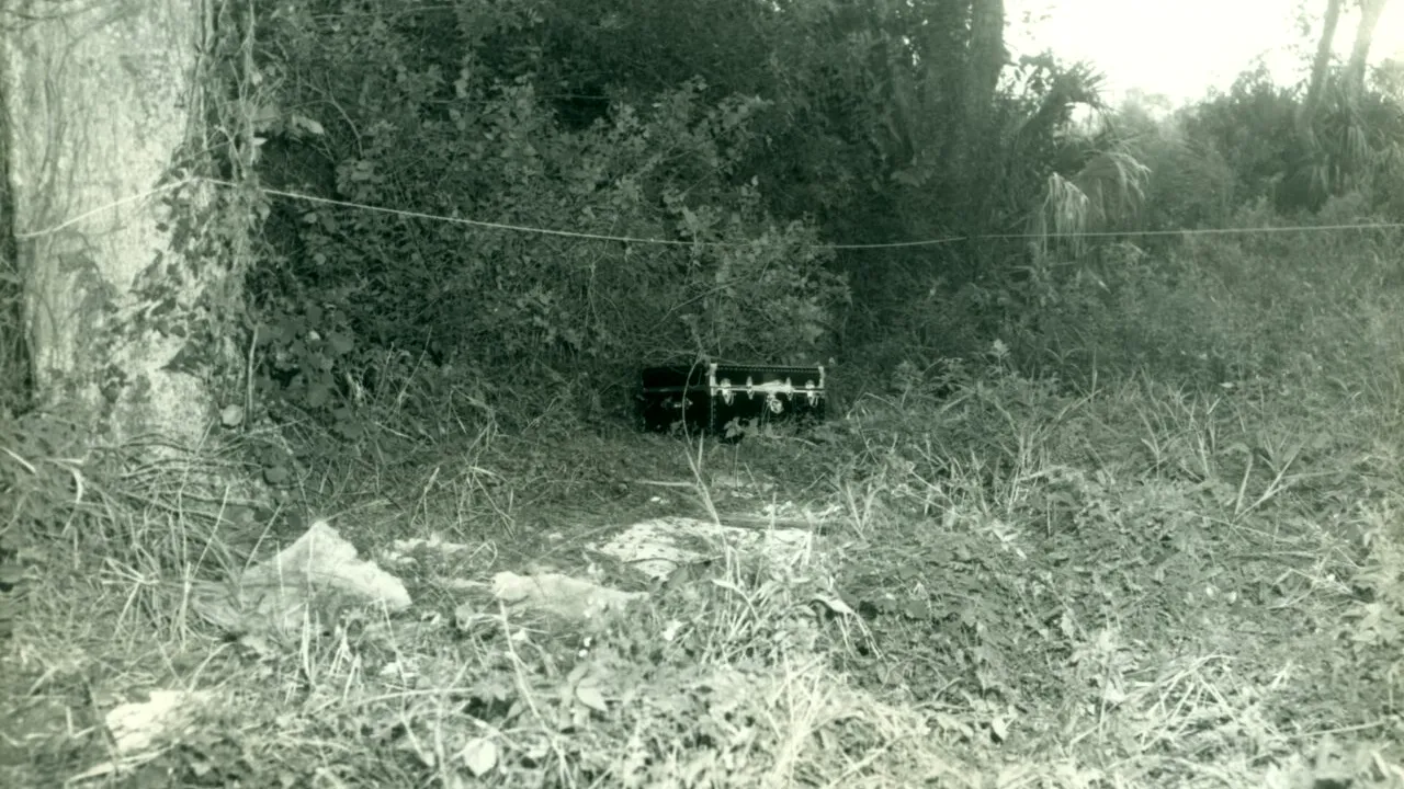 A fost găsită pe jumătate dezbrăcată și strangulată cu o cravată, într-un cufăr. Misterul morții femeii, descifrat după 53 de ani