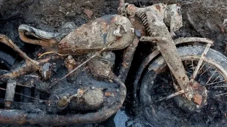 Cum arată motocicleta din perioada celui de-al Doilea Război Mondial scoasă din Dunăre după aproape 80 de ani