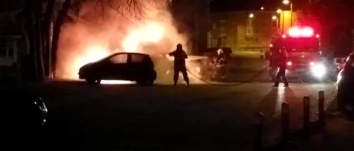 Maşină incendiată într-o parcare din Tulcea. Alte două autoturisme au fost afectate (VIDEO)