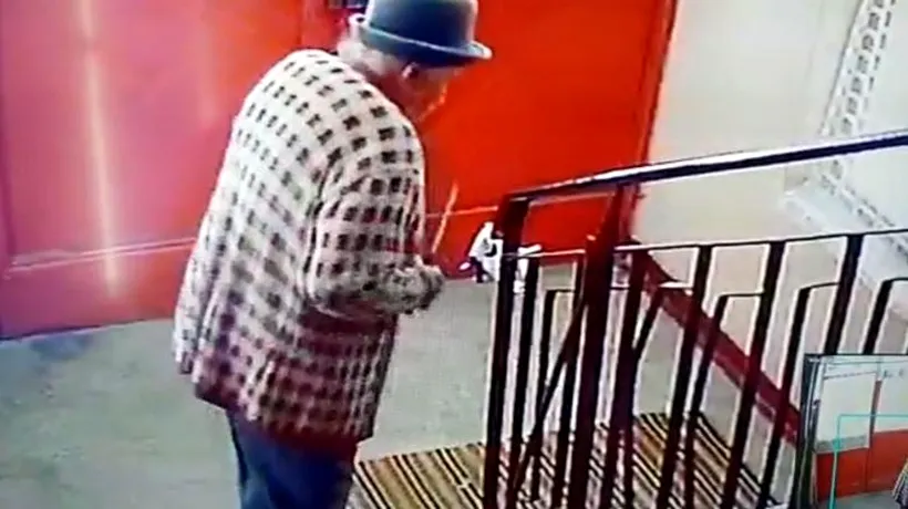 VIDEO. O bătrână a fost filmată când distruge recipientul cu dezinfectant din bloc
