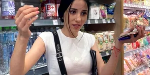 <span style='background-color: #dd9933; color: #fff; ' class='highlight text-uppercase'>ACTUALITATE</span> Cazul tinerei din imagine, care CERȘEȘTE într-un mall din Constanța. Susține că e surdo-mută, dar are geantă de la Calvin Klein