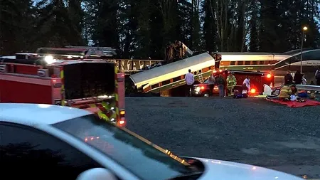 Un tren de persoane a deraiat și a căzut de pe un pod din statul Washington. Cel puțin șase oameni au murit și alți 70 sunt răniți. VIDEO