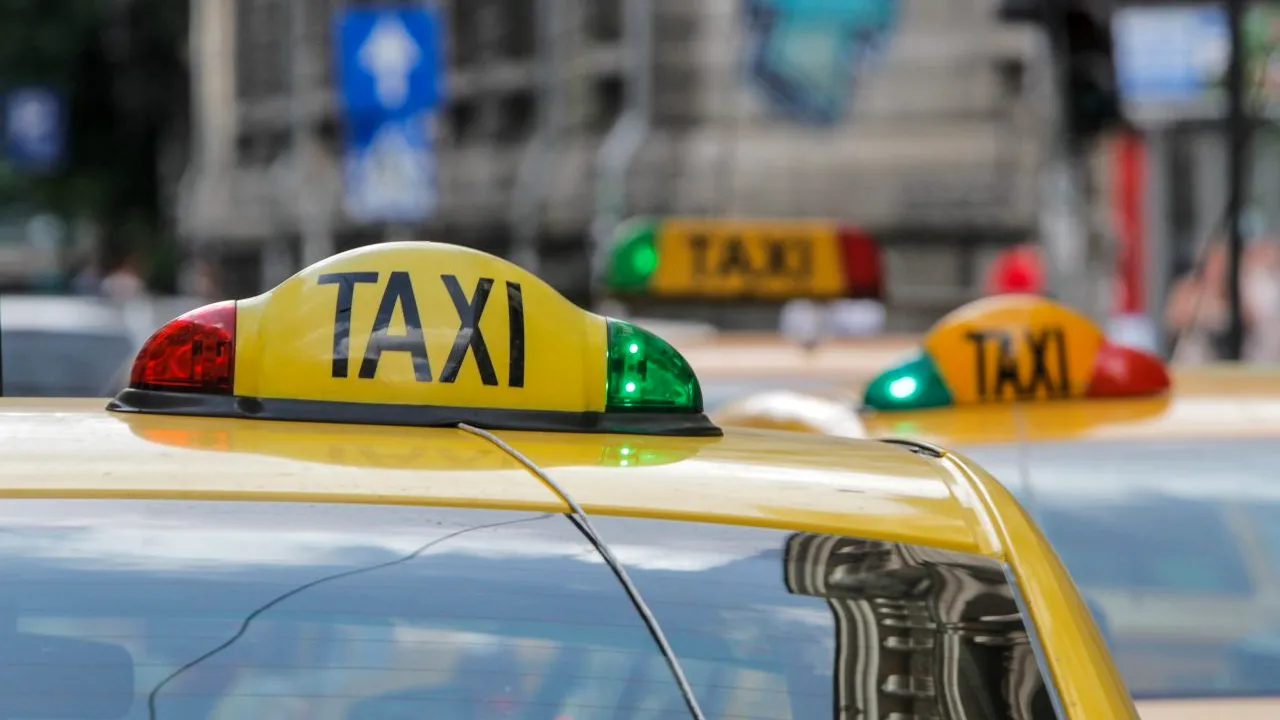 Un bărbat din Constanța a furat un taxi în Botoșani. Polițiștii l-au oprit cu focuri de armă